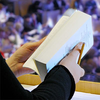 Student mit Buch im Hörsaal