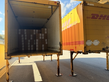 Zwei DHL Wechselbrücken in Hann. Münden mit Paketen