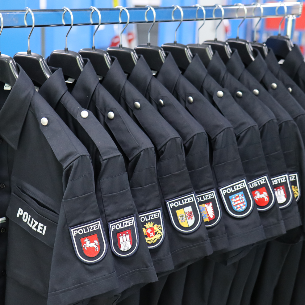 Hemden für Polizei und Justiz auf Kleiderständer für verschiedene Bundesländer